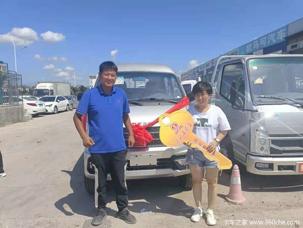 1台东风小霸 W08载货车成功交付客户