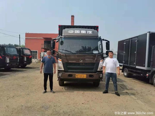 交车一辆，重汽HOWO车卡，车轮转动，财源滚滚