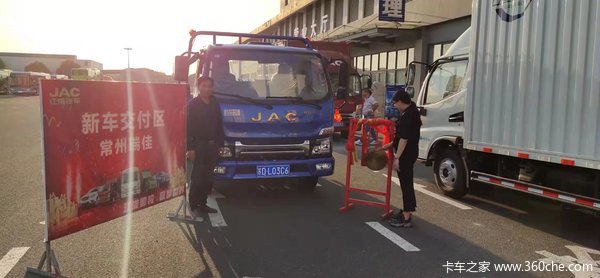 1台帅铃E中体载货车成功交付给客户李老板