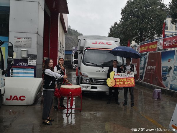 都匀江淮4S店全体员工恭贺王福秀王老板喜提爱车!买江淮,发大财