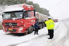 如何避免雪天驾驶出现这种情况？这份冰雪路面安全行车指南请查收！