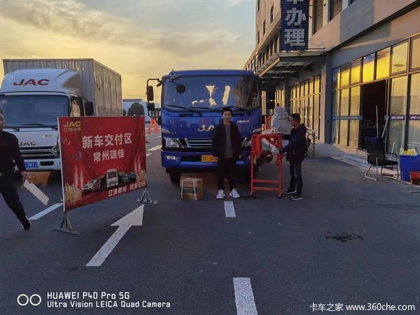 1台德沃斯V8载货车成功交付给客户李老板