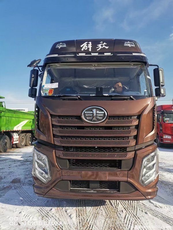 解放j6p平地板牵引车给予你我生活方便