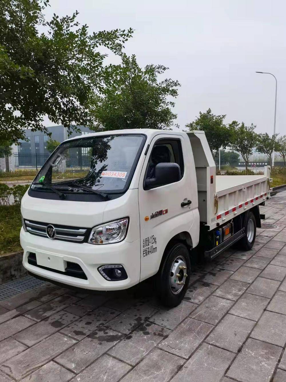 �ڽ���·ͨ��ó���޹�˾��һ������Ῠ��