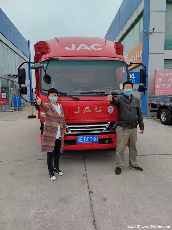 新东胜恭喜陈老板 喜提骏铃A8载货车