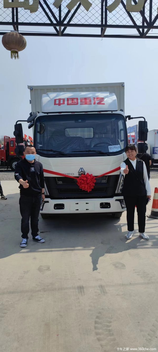恭喜客户在卖场做一比较后选择了重汽HOWO轻卡 喜提统帅载货车