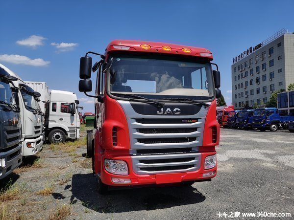 A5L驾驶室搭载德威220马力，国五栏板载货车，还有2台库存样车