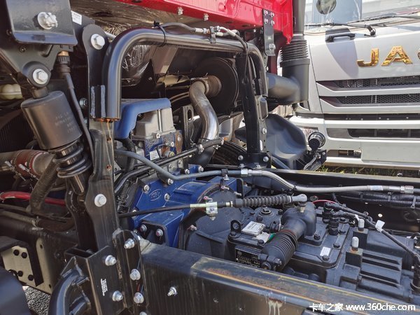 A5L驾驶室搭载德威220马力，国五栏板载货车，还有2台库存样车