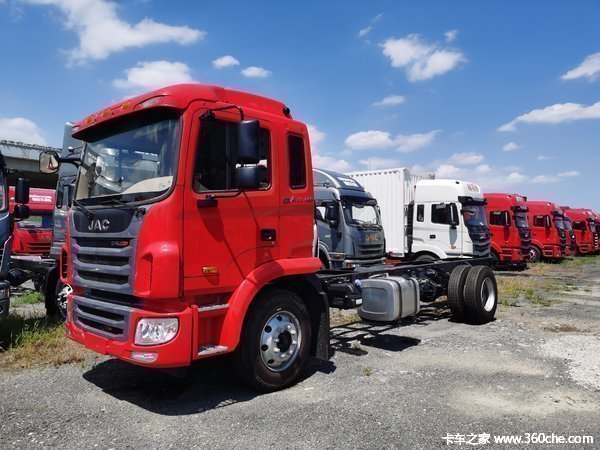 A5L驾驶室搭载德威220马力，国五栏板载货车，还有2台库存样车