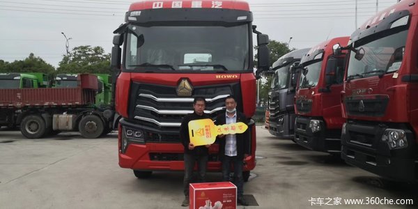 HOWO Max载货车深受周老板青睐，瞧.现场提车一台，恭喜恭喜