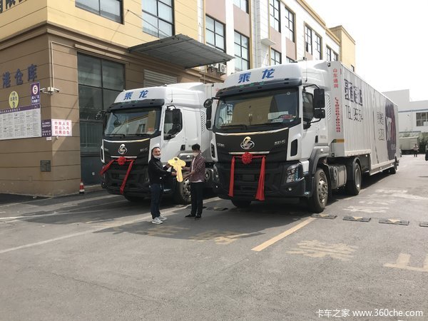 2台乘龙H7牵引车成功交付客户!!!