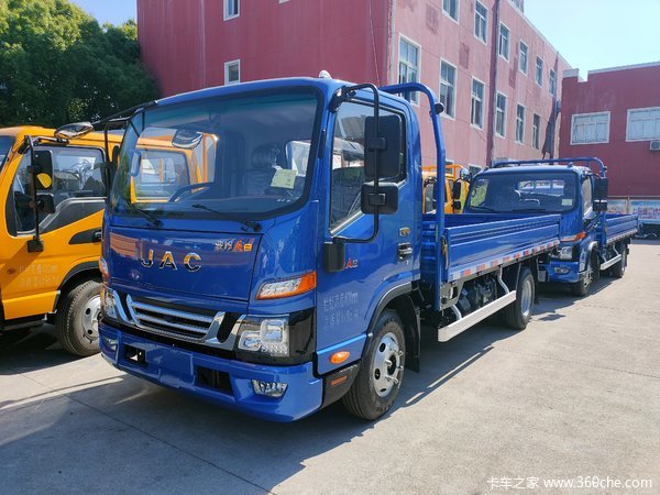 骏铃A8栏板车,安康2.5排量,2100宽。