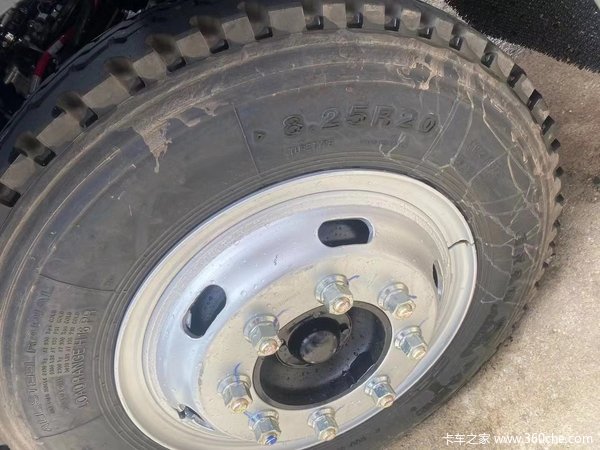 总质量14.06吨，825R20轮胎，300L铝合金油箱