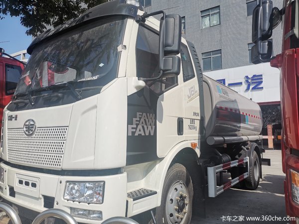 特价处理15.7万:国六解放 J6L 180马力 4X2 洒水车