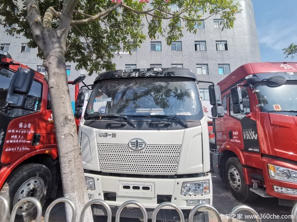 特价处理15.7万：国六解放 J6L 180马力 4X2 洒水车