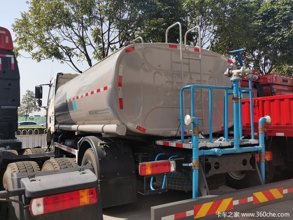 特价处理15.7万：国六解放 J6L 180马力 4X2 洒水车