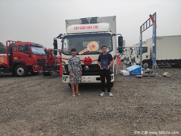 恭喜客户在卖场做一比较后选择了重汽轻卡新统帅 喜提统帅载货车