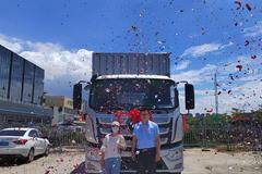 “热烈祝贺广州雅科达旅游用品有限公司采购一台欧航超级卡车圆满交车