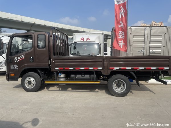 解放130马力排半栏板轻卡,拉牲畜专用,详情到店了解。