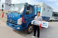 1台奥驰V系载货车成功交付客户。。。。。