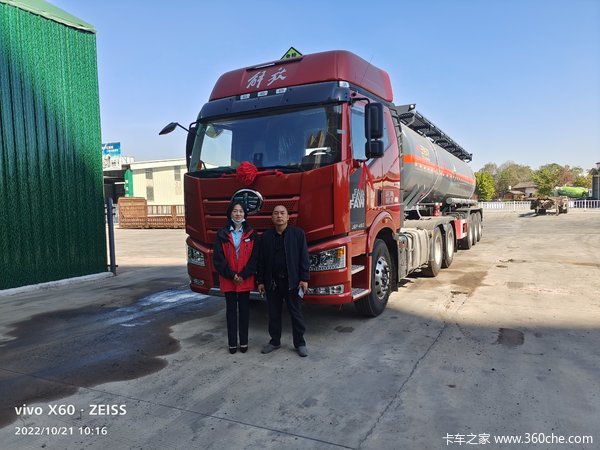1台解放J6P危险品牵引车成功交付客户