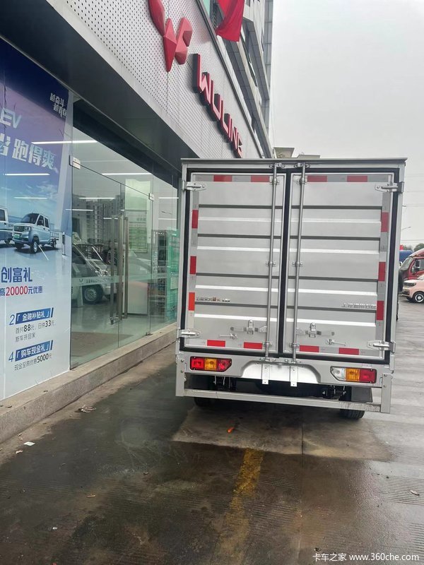 五菱荣光新卡箱式货车9.9下订送倒车大屏及高额现金优惠