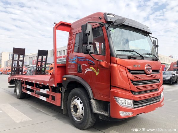 拉挖机首选解放新款龙V2.0平板运输车到店