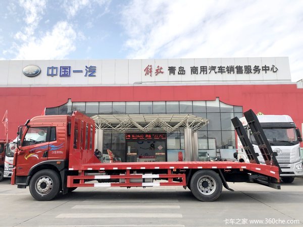 拉挖机首选解放新款龙V2.0平板运输车到店