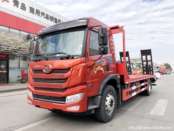 拉挖机首选解放新款龙V2.0平板运输车到店