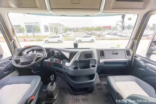 东风柳汽 乘龙H7 8X4 9.5米冷藏车