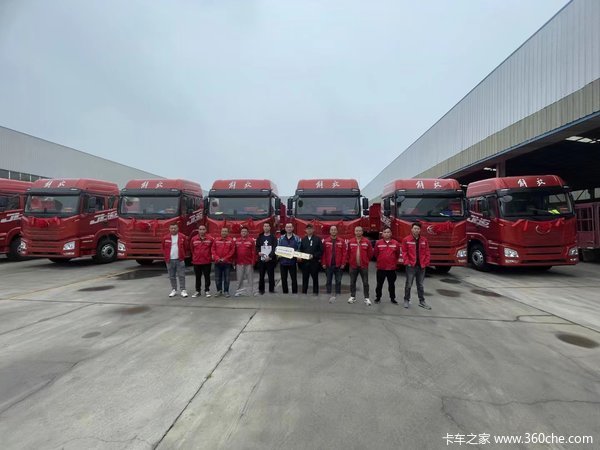 8台解放JH6牵引车成功交付客户解放卡车挣钱机器