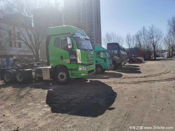 解放J6P 6*4 520 马力 半重体牵引车工程绿色