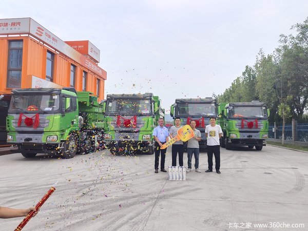 5台德龙X3000天然气渣土车 成功交付客户
