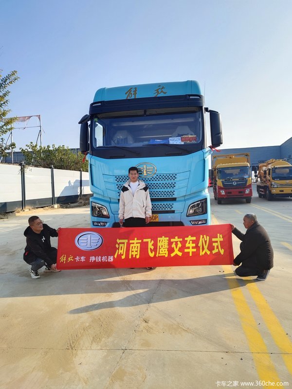 1台解放JH6 8*4载货车成功交付客户