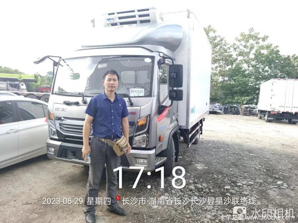 恭喜东风多利卡D6尊贵的客户喜提发财冷藏车 喜提多利卡D6冷藏车