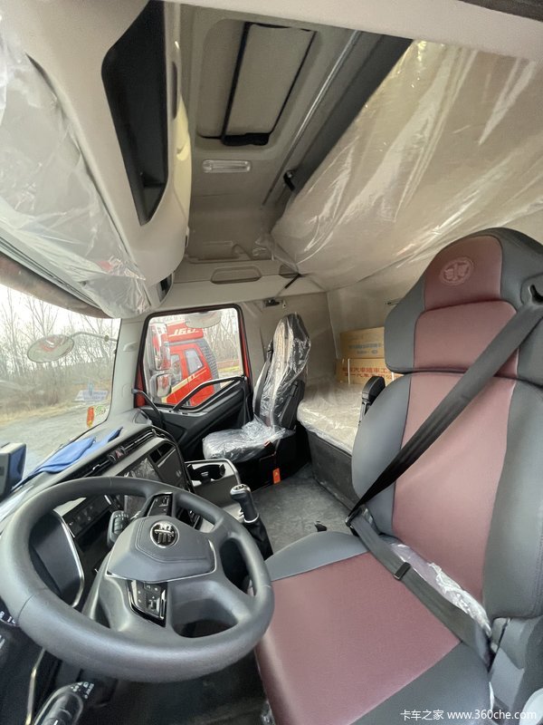 新车到店24款J6V经典版520马力牵引车