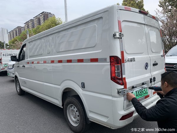 恭喜胡先生 喜提御风EM27电动封闭厢货