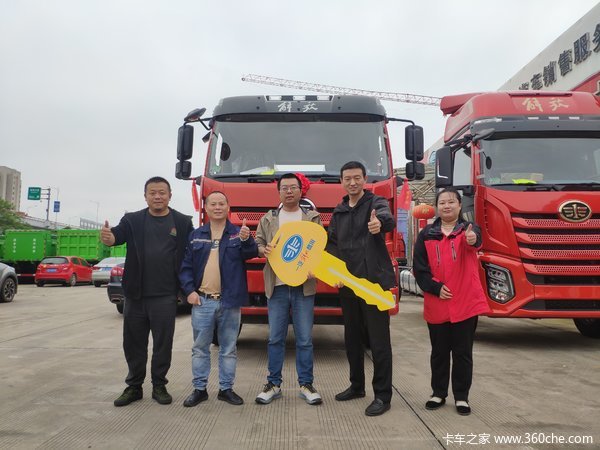 1台解放J6L载货车成功交付客户！！