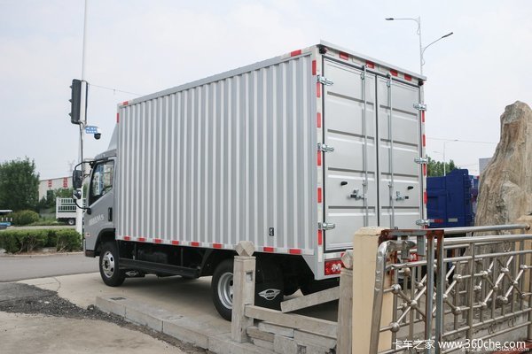 福田 时代领航M5 151马力 3.8米排半厢式轻卡(法士特8档