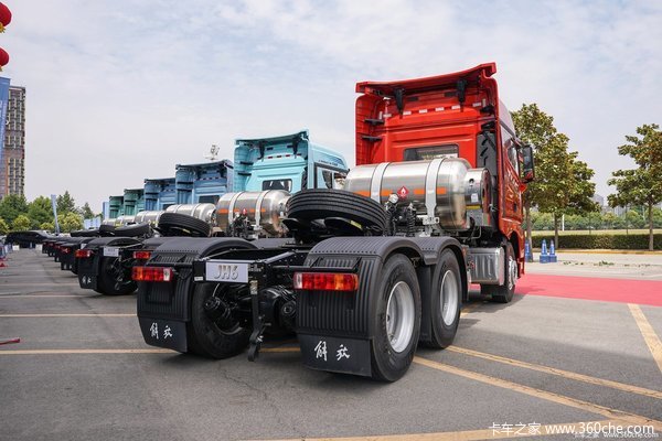 本店新到解放JH6 600马力锡柴发动机天然气牵引车