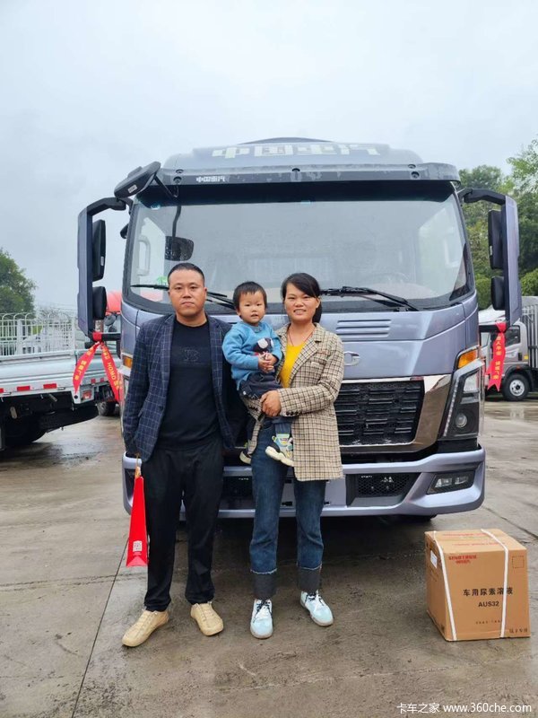 恭喜范老板喜提新车!豪沃统帅潍柴170马力仓栅运输车一台