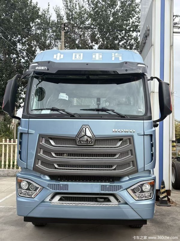 重汽豪沃N5W中卡245马力4X2 6.75米仓栅式载货车