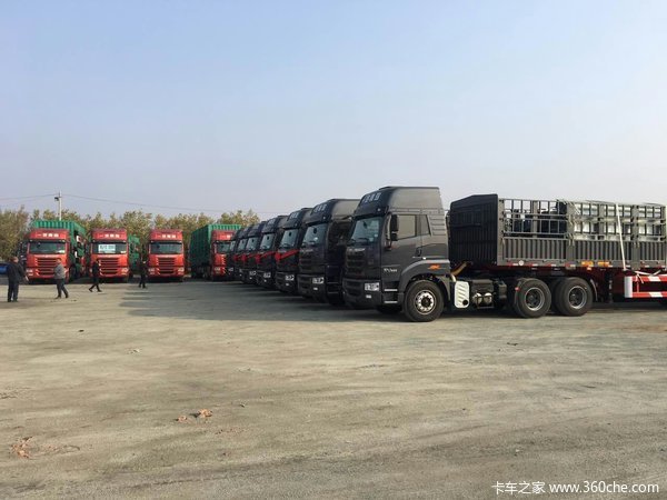 现场交车10台 青岛解放天V牵引车交付