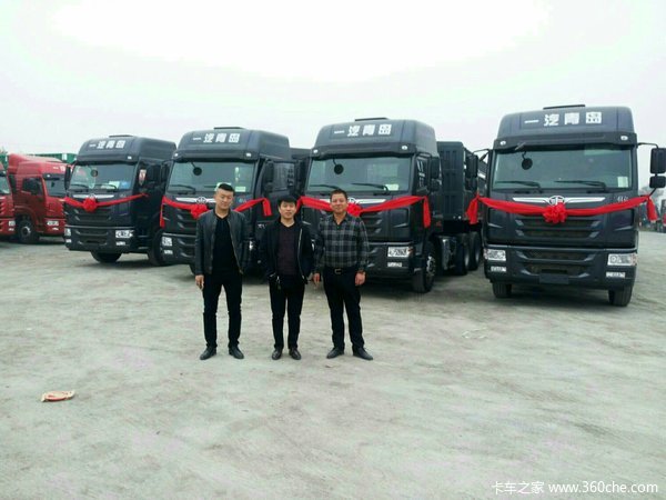 现场交车10台 青岛解放天V牵引车交付