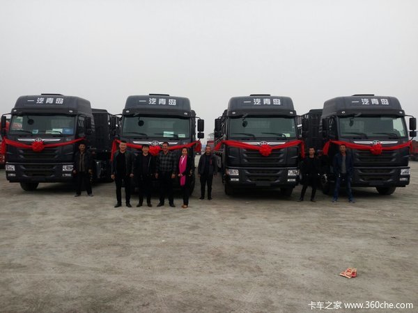 现场交车10台 青岛解放天V牵引车交付