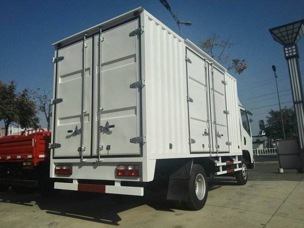 p40k50l1e4a85-3)装配平顶驾驶室,动力方面,搭载全柴4b2-95c40发动机