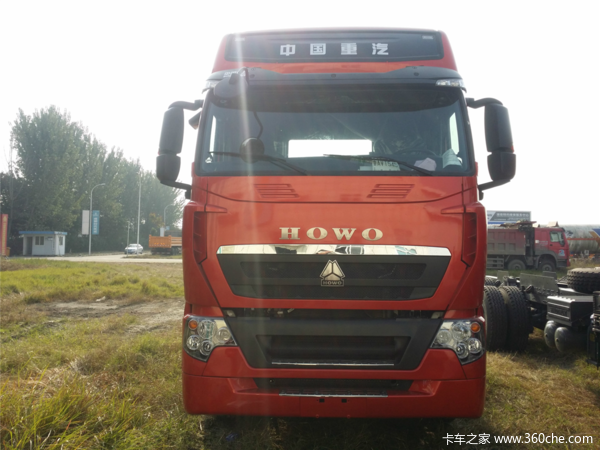 中国重汽国五440马力牵引车新车到店