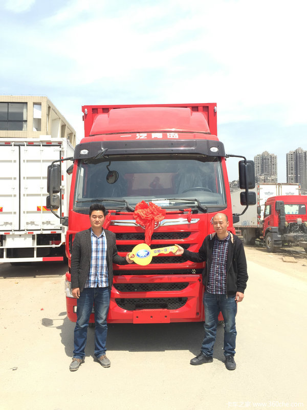 陆V180马力7.7米箱车今天交车