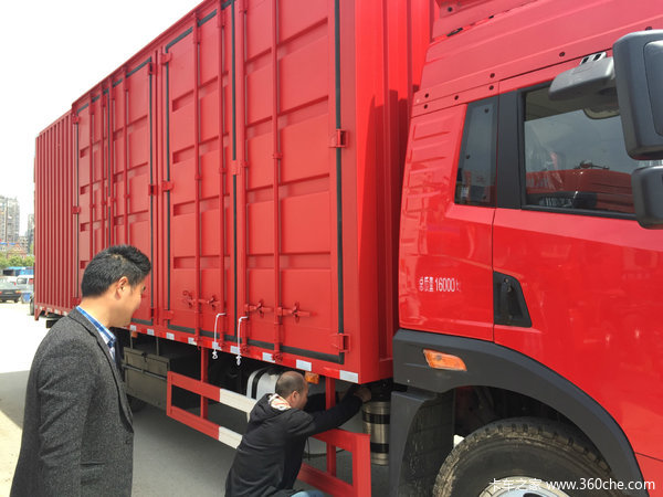 陆V180马力7.7米箱车今天交车