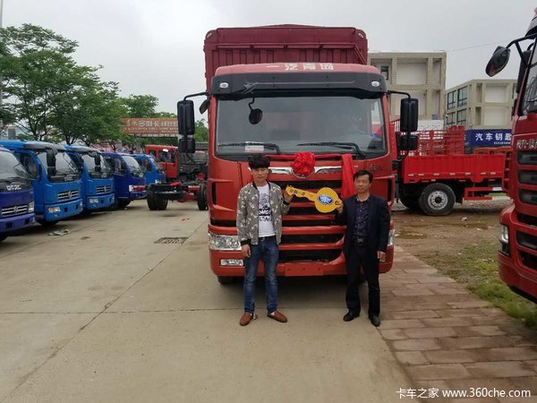 陆v180马力6.8米仓栅车今天交车